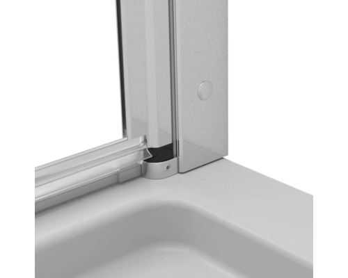 Prim-plan cu o cabină de duș cu ramă pe o cadă de duș