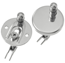 Două elemente de fixare metalice pentru scaunul de toaletă