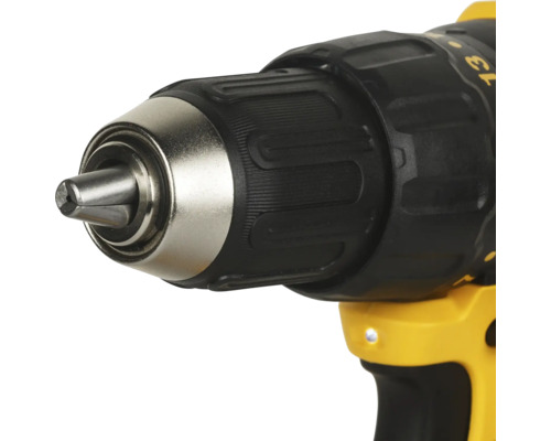 Prim-plan al unei mașini de găurit care arată capul de găurire