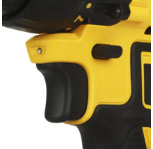 Imagine detaliată cu o mașină de găurit și înșurubat cu acumulator, galbenă și neagră, cu mâner