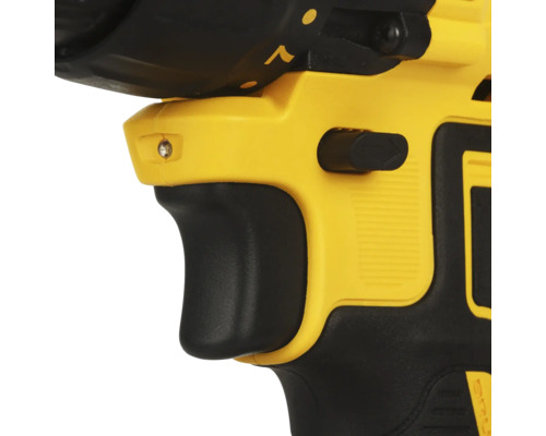 Imagine detaliată cu o mașină de găurit și înșurubat cu acumulator, galbenă și neagră, cu mâner