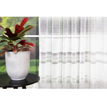 Șaluri decorative cu dungi orizontale lângă o plantă la ghiveci pe o măsuță laterală