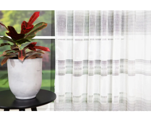 Șaluri decorative cu dungi orizontale lângă o plantă la ghiveci pe o măsuță laterală