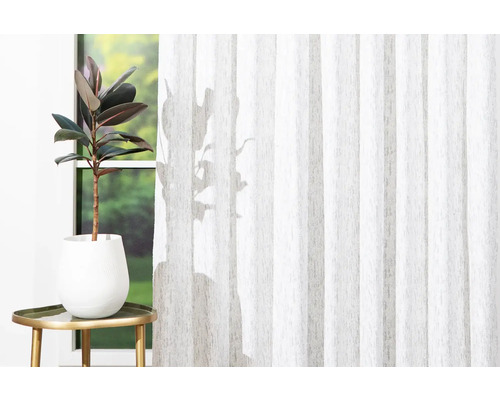 Atmosferă decorativă de locuit cu lamele verticale, plantă de apartament și măsuță laterală