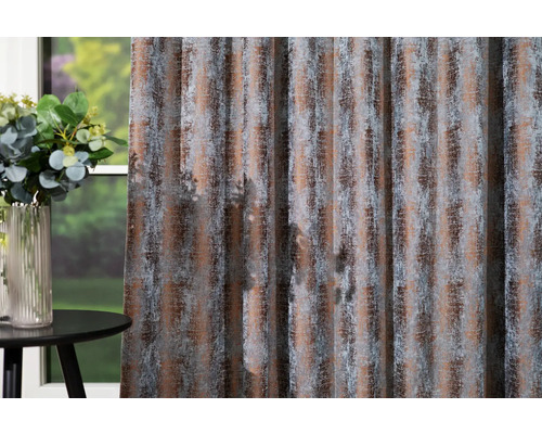 Șaluri decorative cu model în fața ferestrei