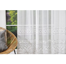 Perdea decorativă albă, transparentă, cu model și lumină naturală