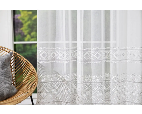 Perdea decorativă albă, transparentă, cu model și lumină naturală