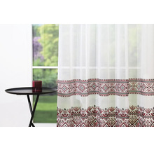 Cortină decorativă cu model în fața unei ferestre