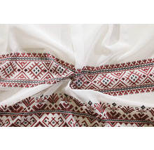 Material textil alb pentru perdele cu model brodat tradițional