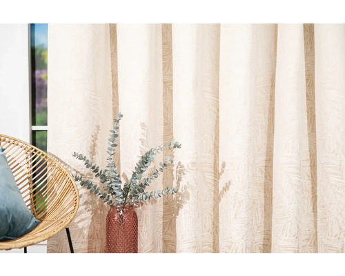 Cameră decorativă cu perdea, fotoliu și vază