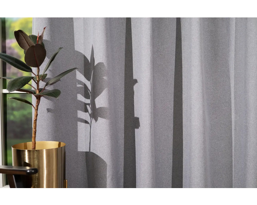 Perdea gri lângă o plantă de interior în ghiveci