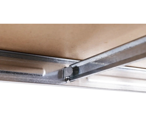 Detaliu al unei construcții de tavan cu profile metalice și panouri de tavan