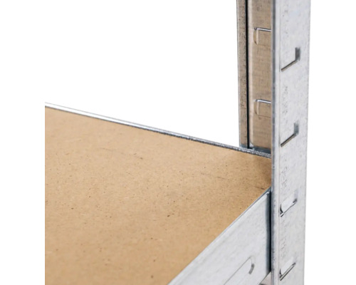 Imagine detaliată cu un raft de depozitare cu poliță din lemn și cadru metalic.