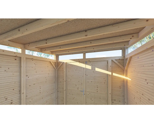 Vedere interioară a unei căsuțe de grădină din lemn cu acoperiș, pereți și ferestre