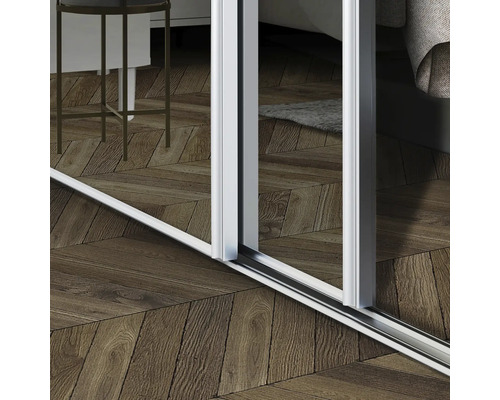 Prim-plan cu un dulap cu uși glisante, cu cadru alb, pe o podea de lemn