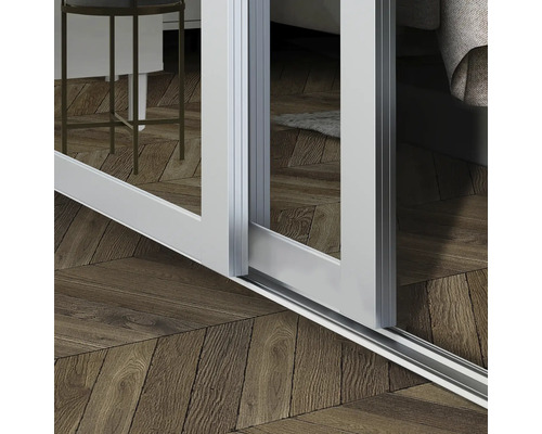 Prim-plan cu o ușă glisantă cu cadru metalic și podea din lemn