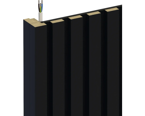 Imagine detaliată cu un placaj de perete negru cu structură de lemn și trecere pentru cabluri