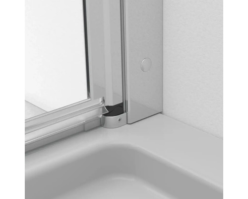 Detaliu cabină de duș din sticlă cu cadru cromat