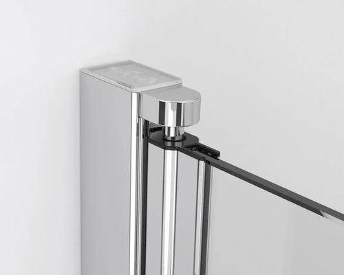 Imagine detaliată a unei cabine de duș cu cadru cromat și panou de sticlă