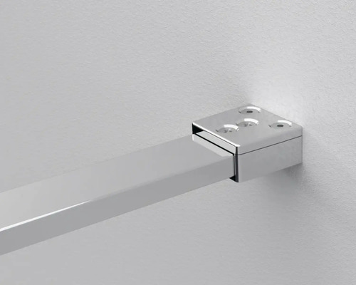 Detaliu bară de duș cromată cu montare pe perete