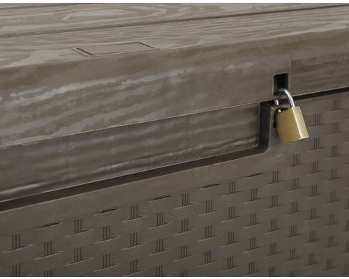 Prim-plan cu o ladă de grădină cu lacăt.