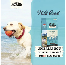 Un câine cu o minge lângă un pachet de hrană uscată pentru câini Acana Wild Coast.