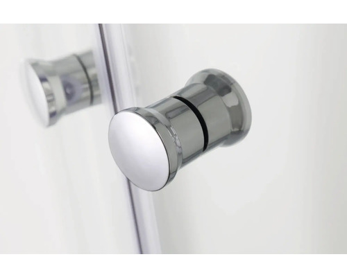 Prim-plan cu un buton de ușă rotund, argintiu, al unei cabine de duș