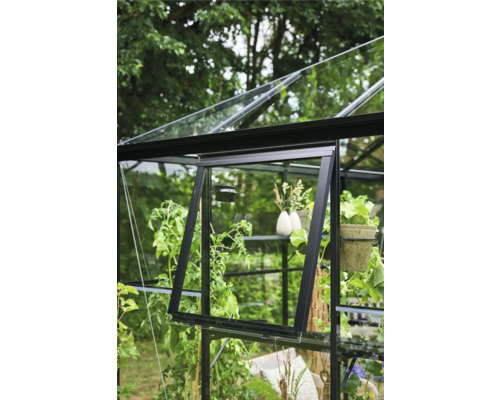 Prim-plan al unei sere cu o fereastră deschisă pentru ventilație.