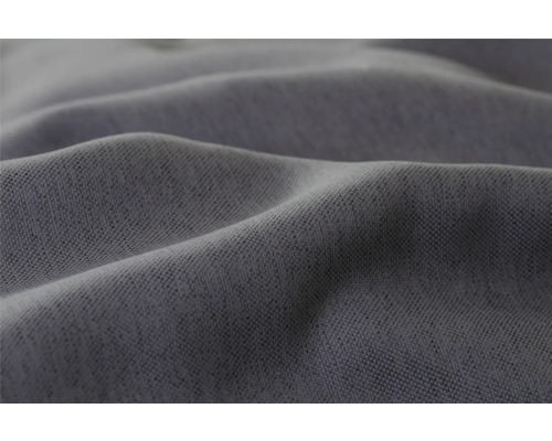 Prim-plan cu o tapițerie gri din stofă.