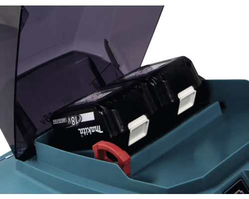 Logo Makita pe o baterie litiu-ion de 18 volți într-un compartiment pentru dispozitive