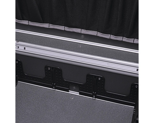 Vedere interioară a unei valize de scule cu profile din aluminiu și geantă de scule