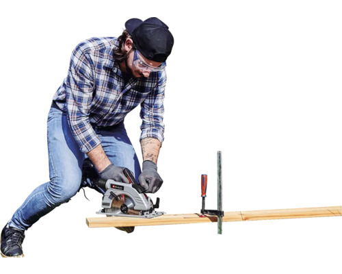 Un bărbat taie o scândură de lemn cu un fierăstrău circular portabil, care este fixat cu o menghină