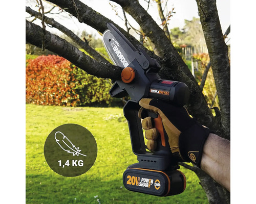 Fierăstrău de crengi cu acumulator care taie o creangă.