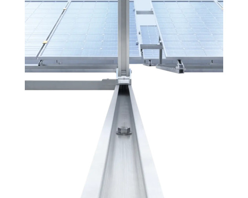 Prim-plan cu sistem fotovoltaic cu profile de montaj