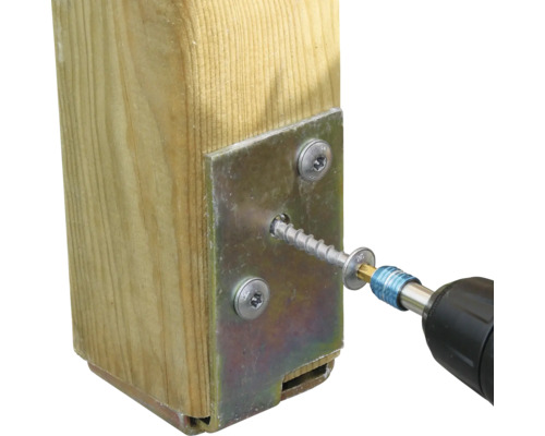 Stâlp de lemn cu placă metalică și șurub fixat cu o șurubelniță