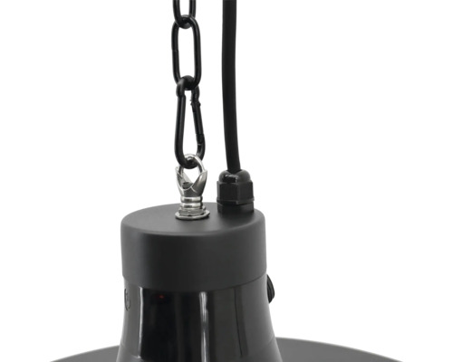 Prim-plan cu o lampă suspendată cu lanț și cablu