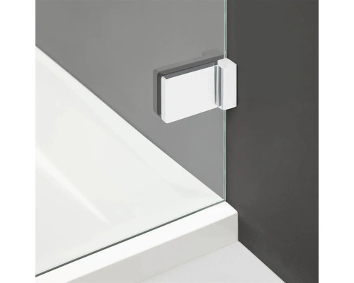 Prim-plan cu cabină de duș cu fitinguri