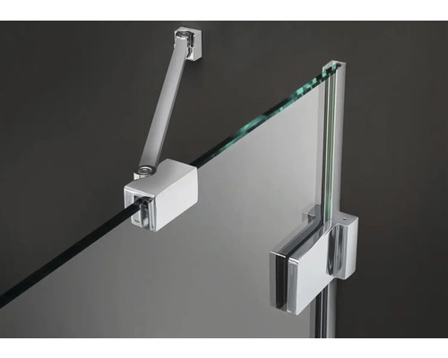 Prim-plan cu cabină de duș cu sticlă și feronerie metalică