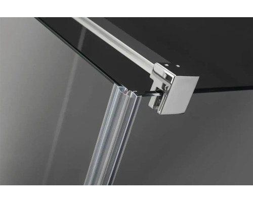 Imagine detaliată a unei cabine de duș cu intrare pe colț, compusă din sticlă și profile de aluminiu