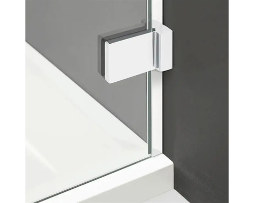 Prim-plan al unei fitinguri de paravan de duș pentru fixarea peretelui de sticlă