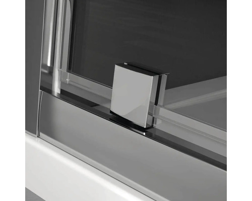 Prim-plan cu încuietoarea ușii glisante a unei cabine de duș.