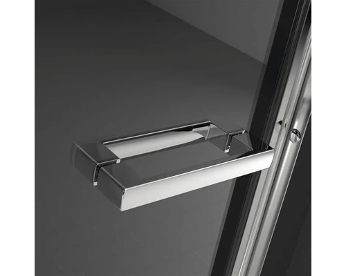 Prim-plan cu mânerul unei cabine de duș