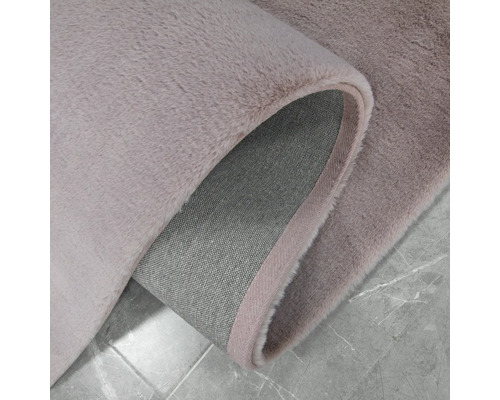 Imagine detaliată a unui covor deschis la culoare cu fibre textile
