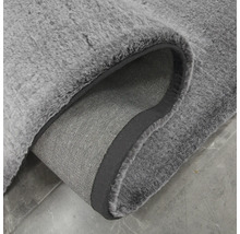 Prim-plan al unui covor gri cu fibre textile