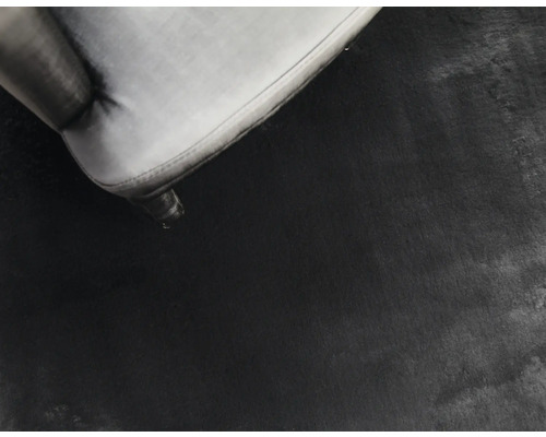 Prim-plan cu un scaun cu tapițerie și un picior