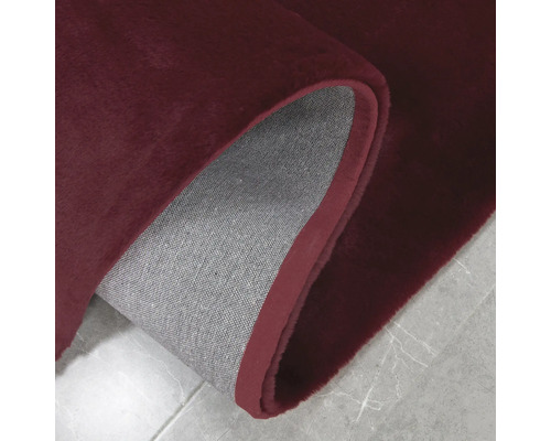 Covor vișiniu cu suprafață cu fibre lungi și spate gri