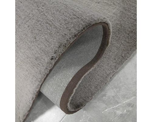 Vizualizare detaliată a unui covor rulat, gri deschis, cu suport textil