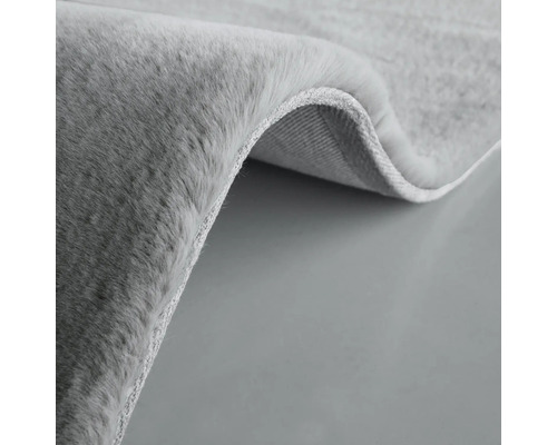 Prim-plan cu covor gri cu fibre