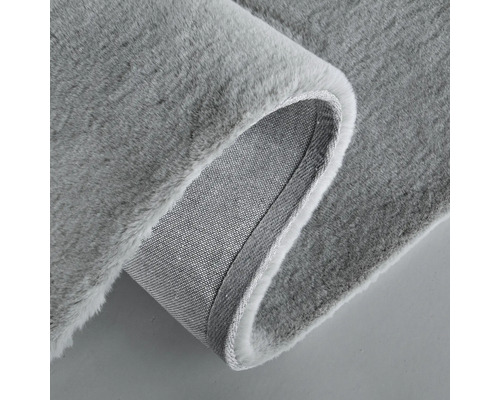 Prim-plan cu un covor gri cu fibre lungi și suport textil