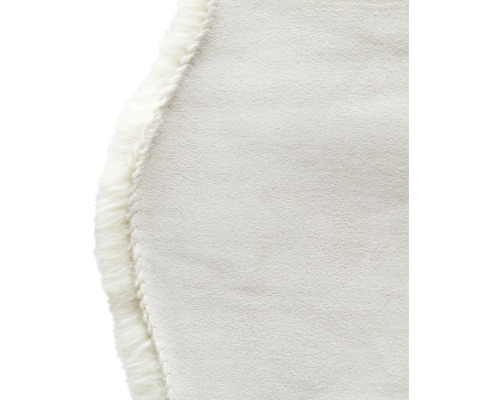 Vizualizare detaliată a părții laterale a unui covor cu margine de blană